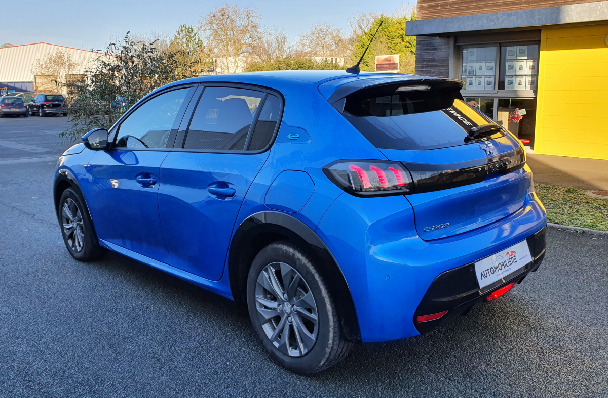 Peugeot 208 — 4