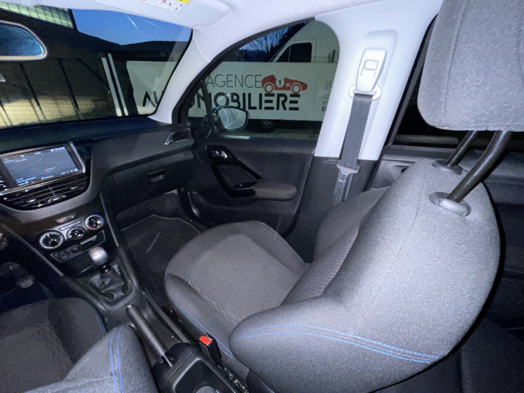 Peugeot 208 — 11