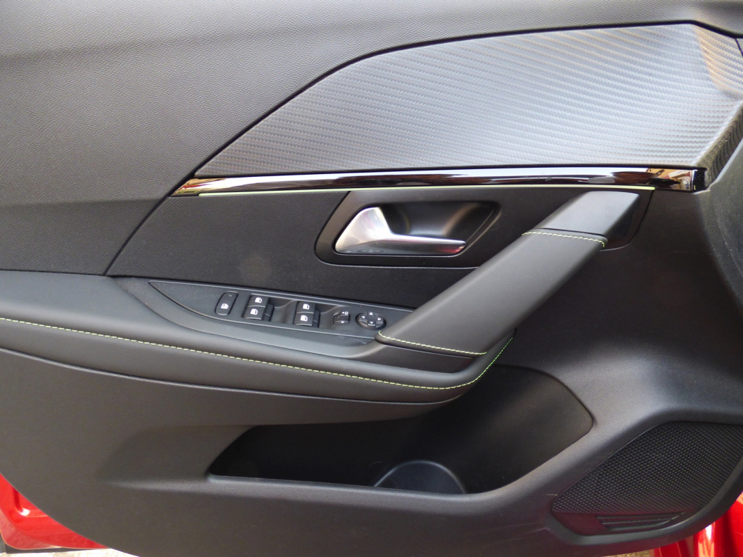 Peugeot 208 — 10