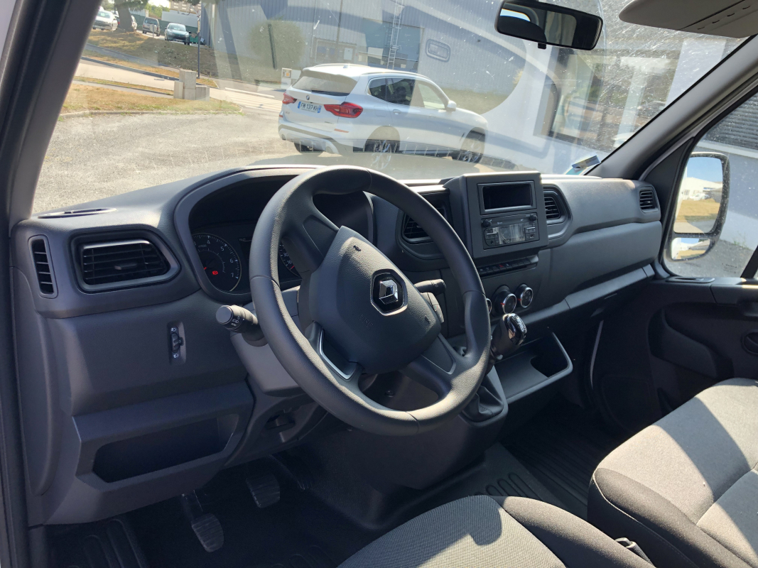 Renault Master — 9
