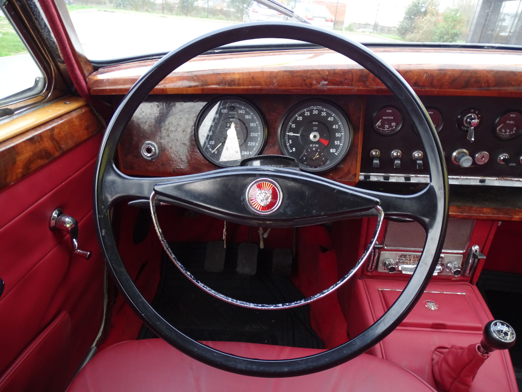 Jaguar MK2 — 12