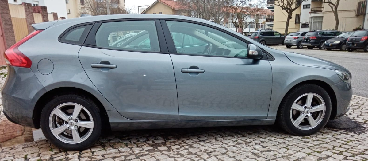 Volvo V40 — 4