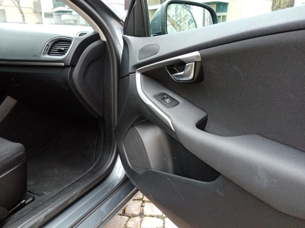 Volvo V40 — 11
