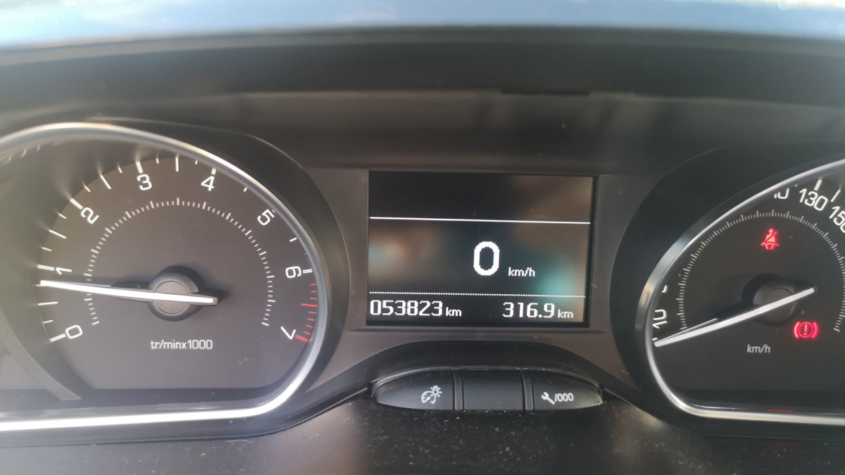 Peugeot 2008 — 8