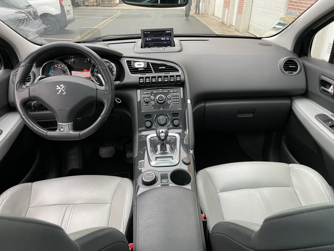 Peugeot 3008 HYbrid4 — 12