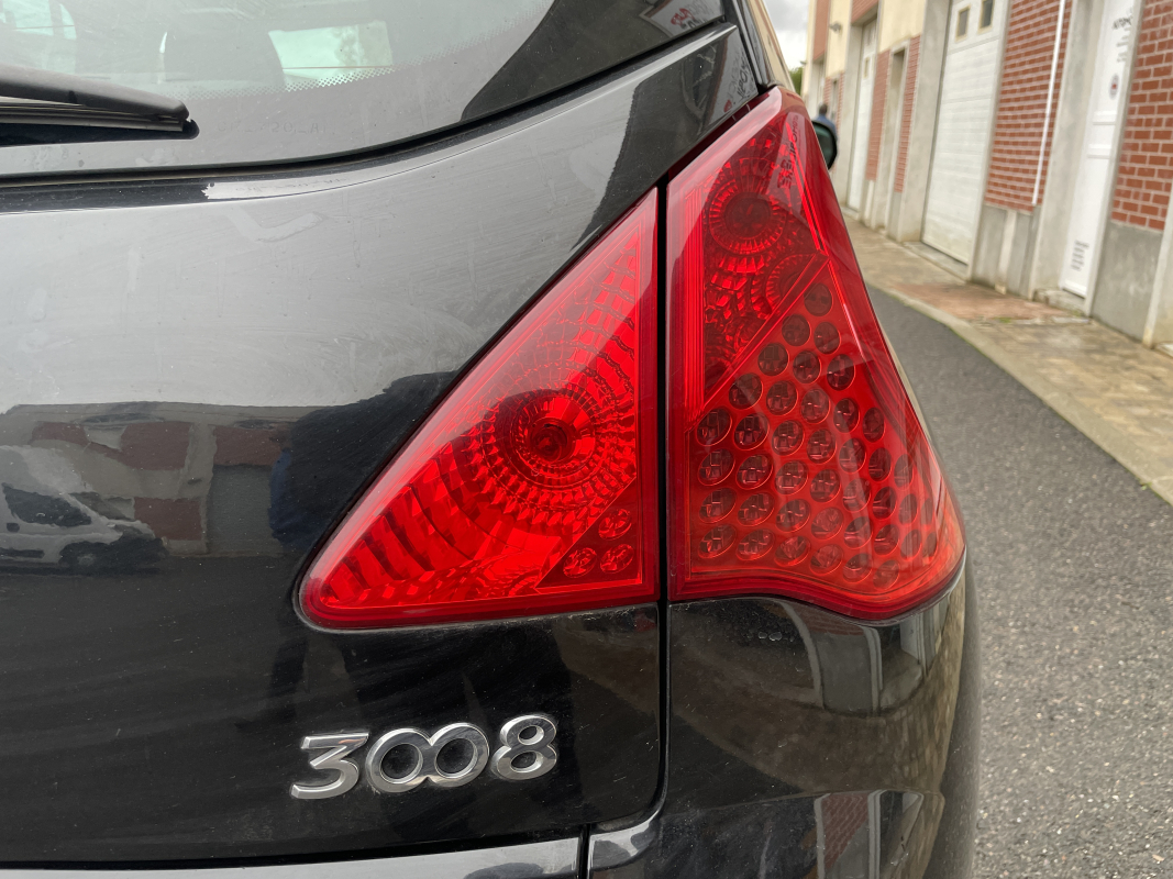 Peugeot 3008 HYbrid4 — 27