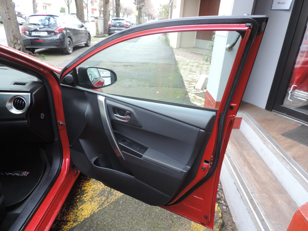 Toyota Auris Touring Sport — 10