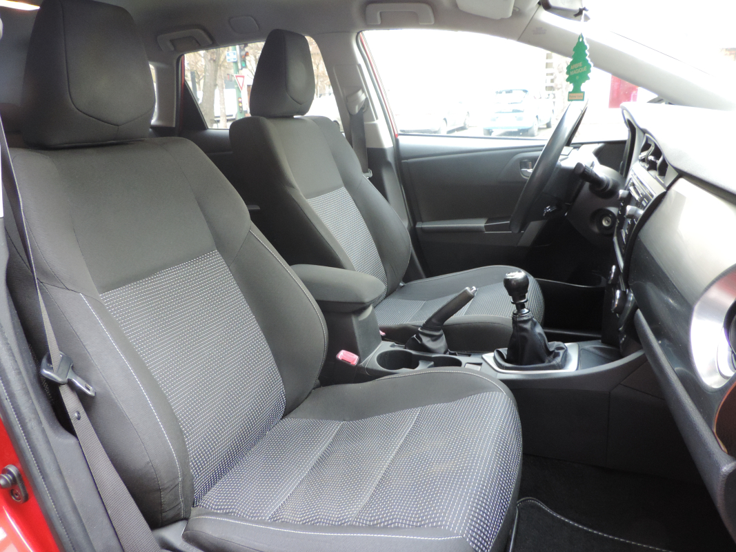 Toyota Auris Touring Sport — 12