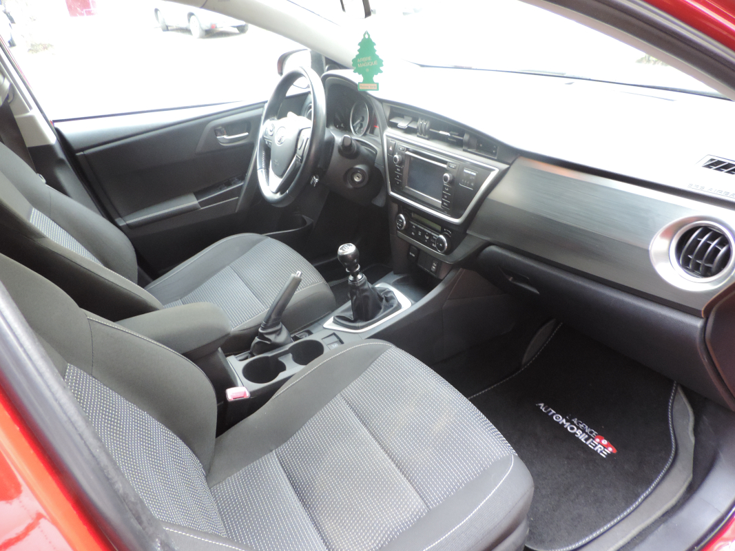 Toyota Auris Touring Sport — 11