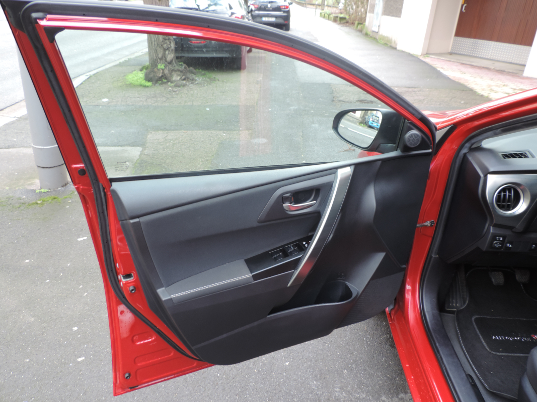 Toyota Auris Touring Sport — 13