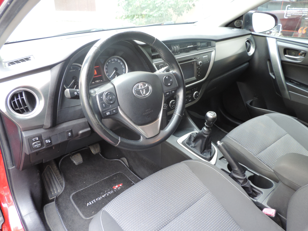 Toyota Auris Touring Sport — 14