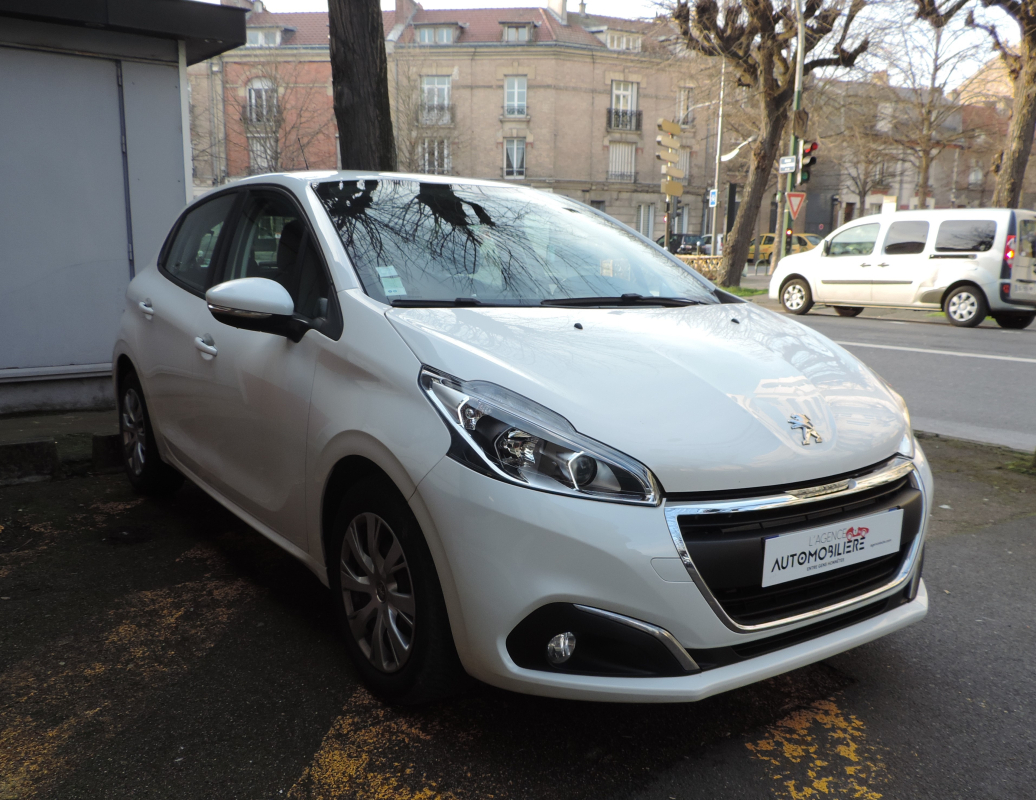 Peugeot 208 — 3