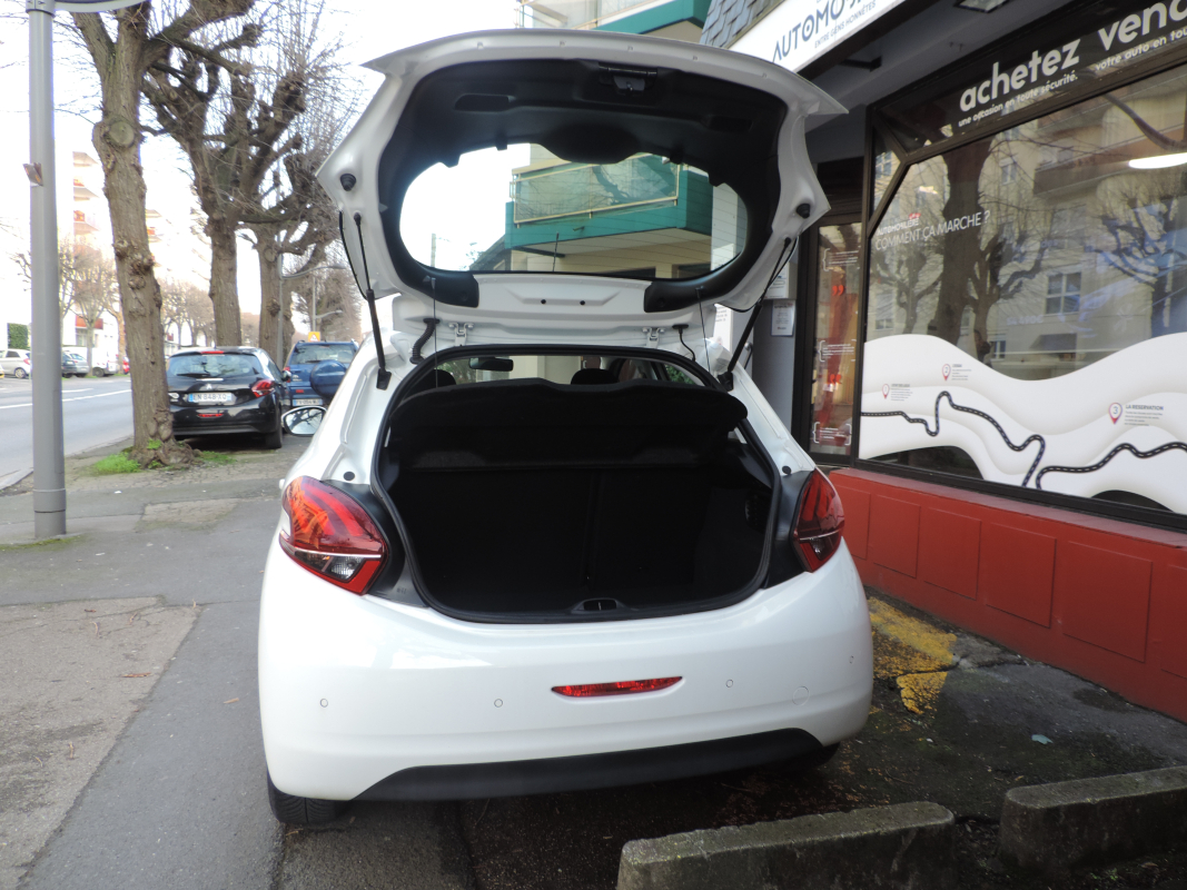 Peugeot 208 — 8