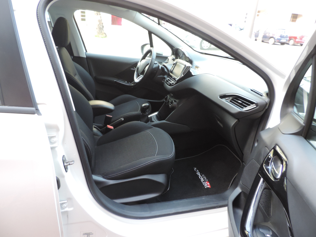 Peugeot 208 — 11