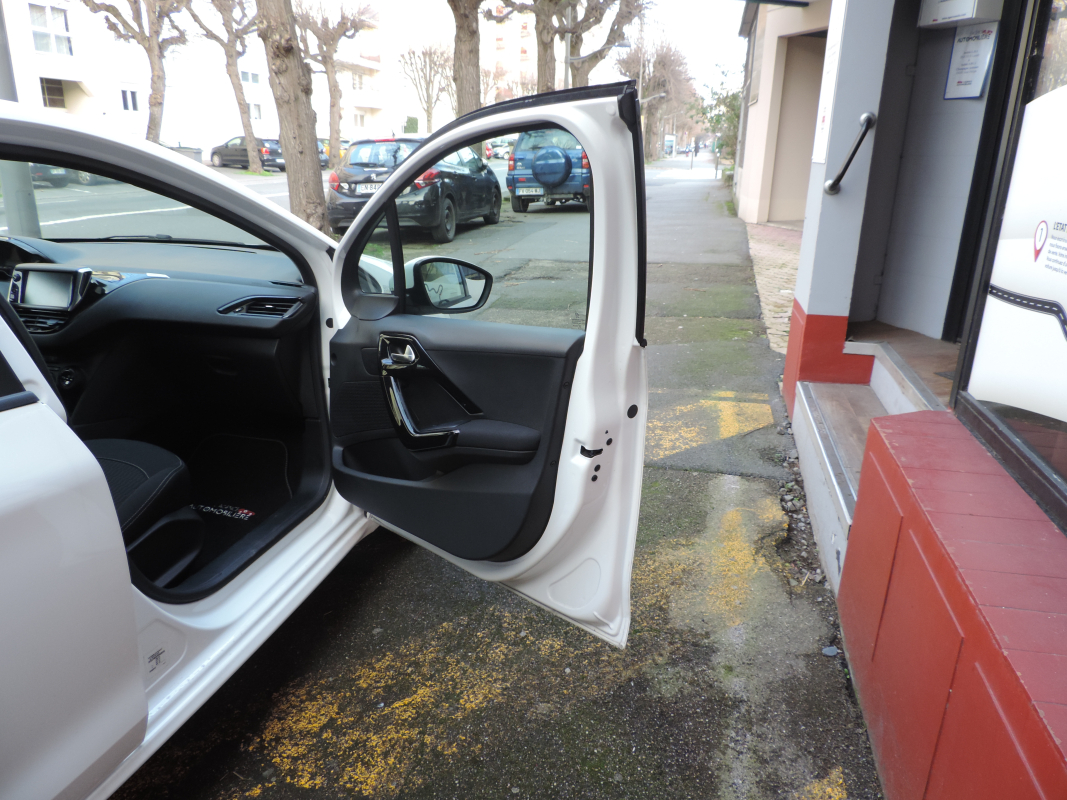 Peugeot 208 — 10