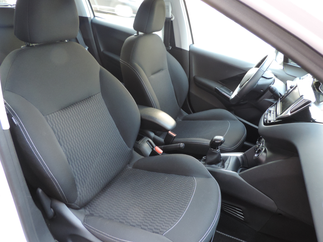 Peugeot 208 — 12