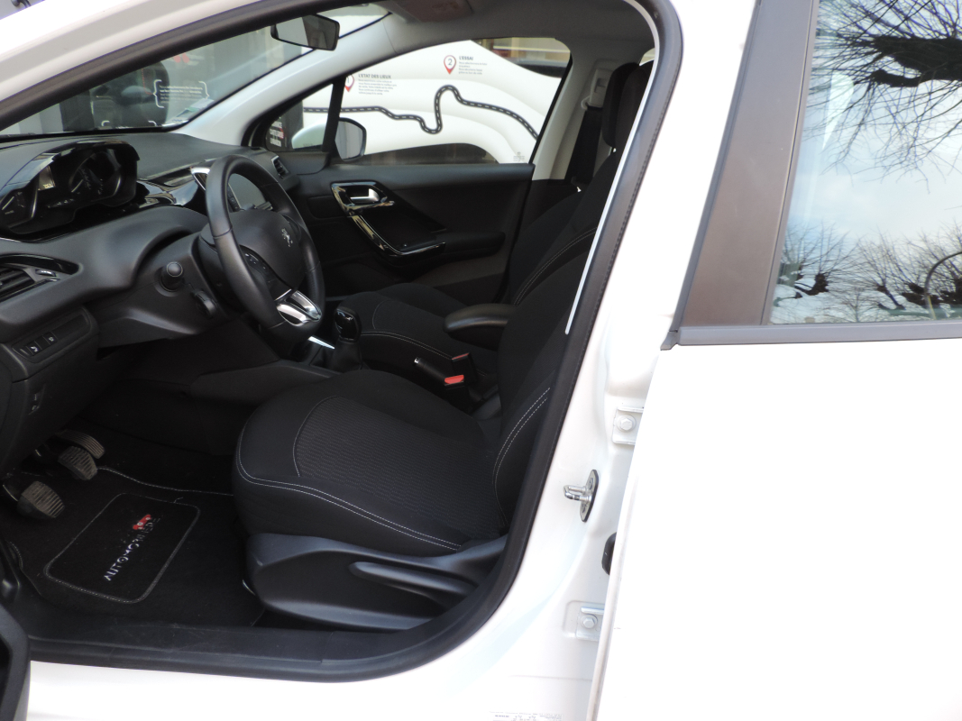 Peugeot 208 — 14