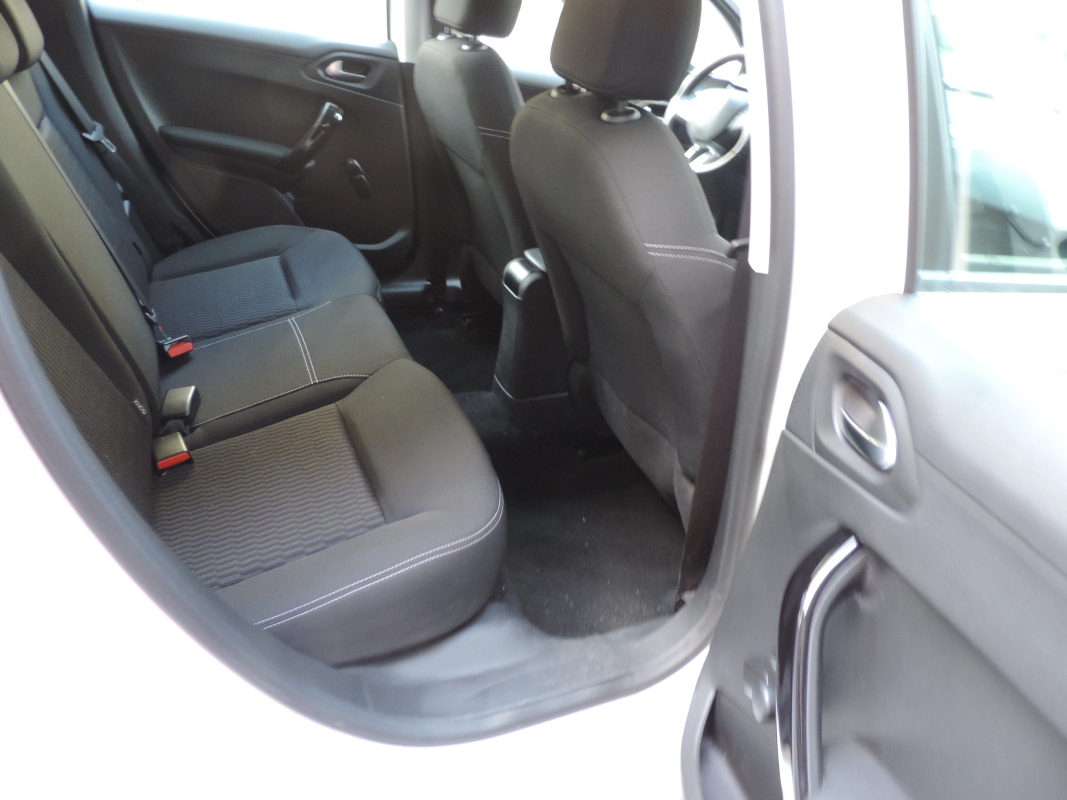 Peugeot 208 — 17