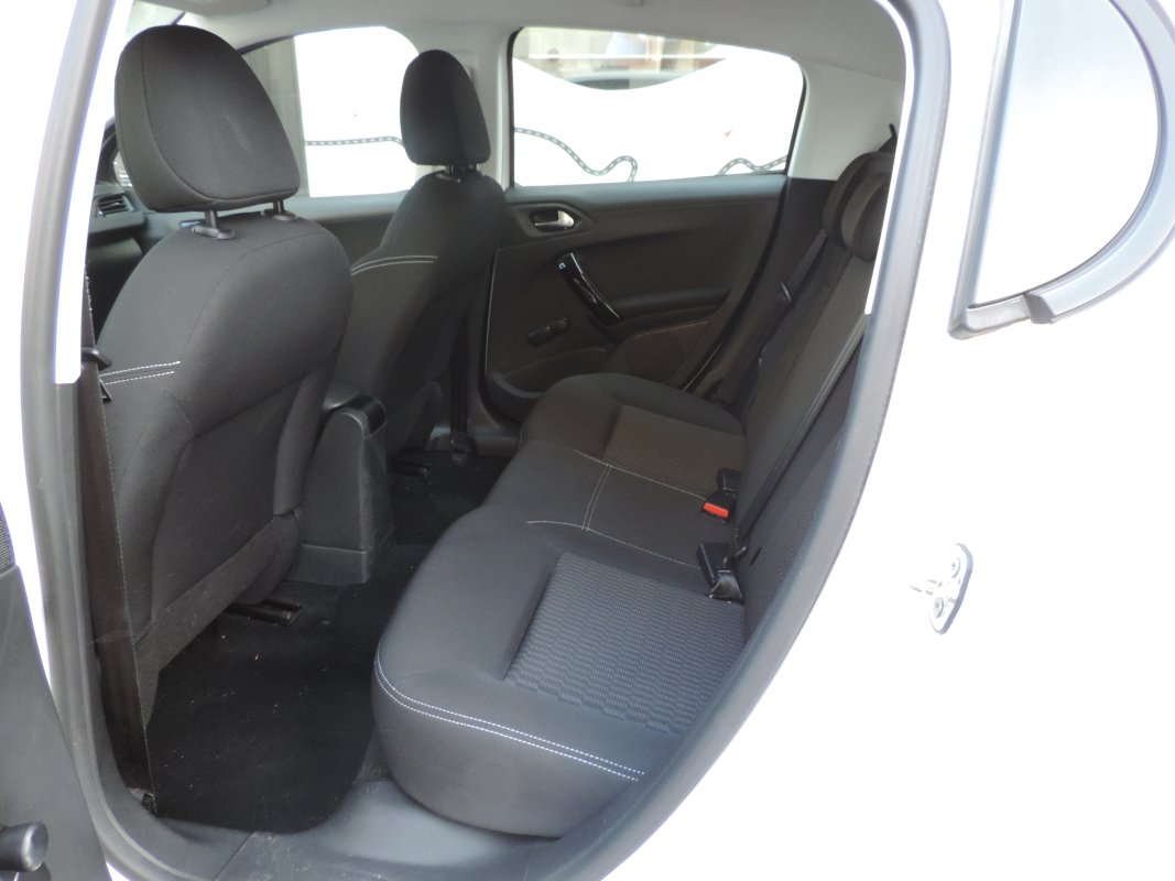 Peugeot 208 — 18