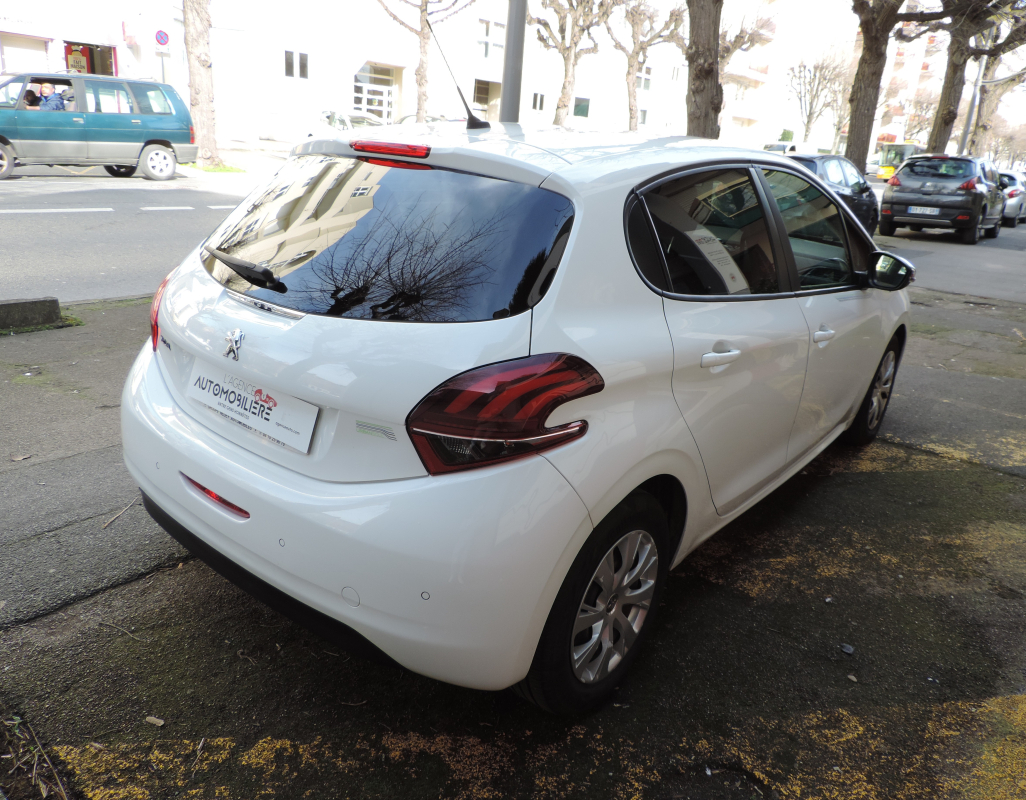 Peugeot 208 — 4