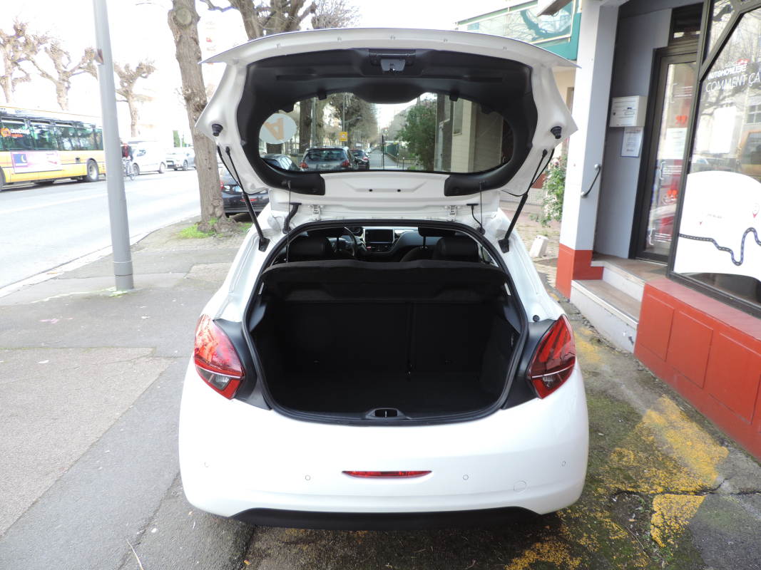 Peugeot 208 — 8