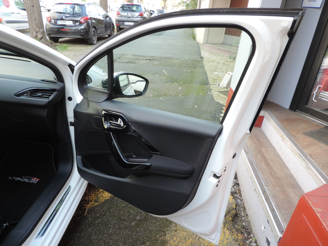 Peugeot 208 — 10