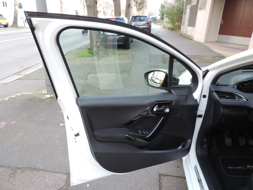Peugeot 208 — 13