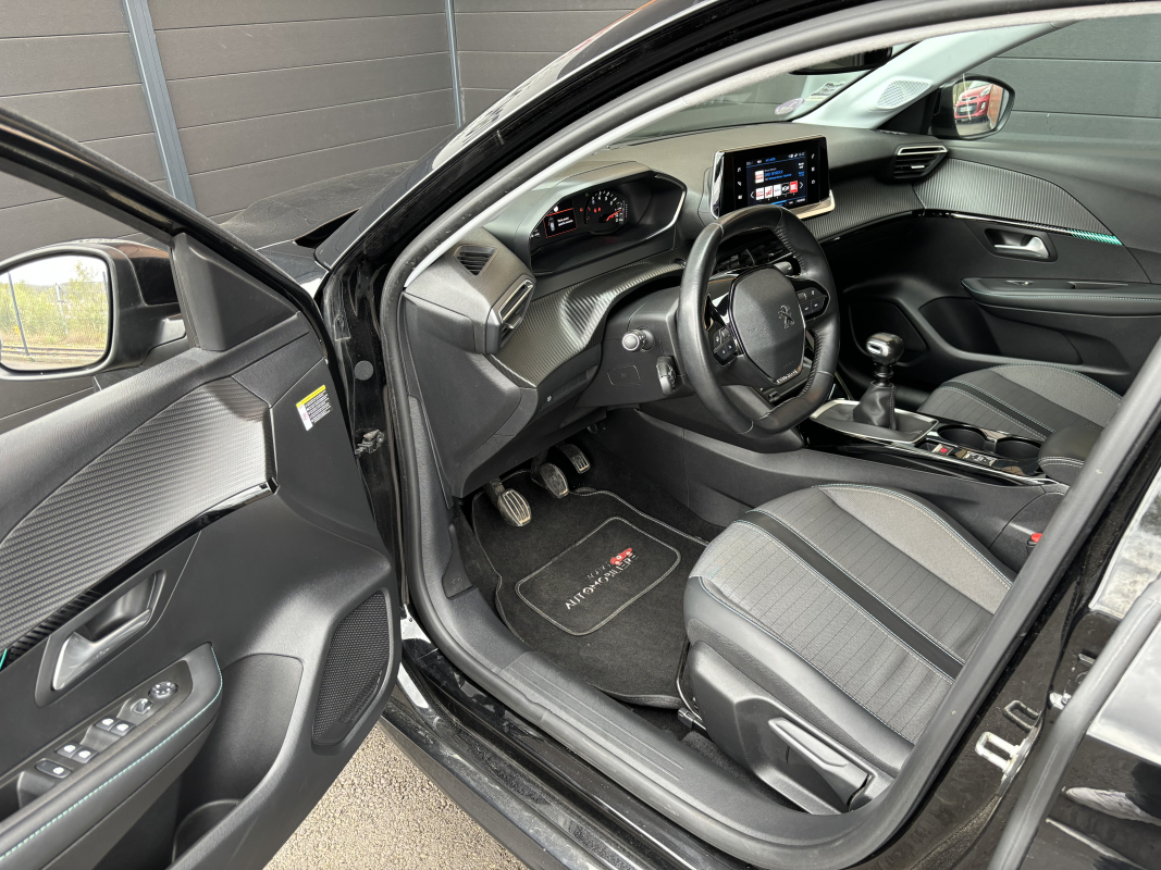 Peugeot 208 — 27