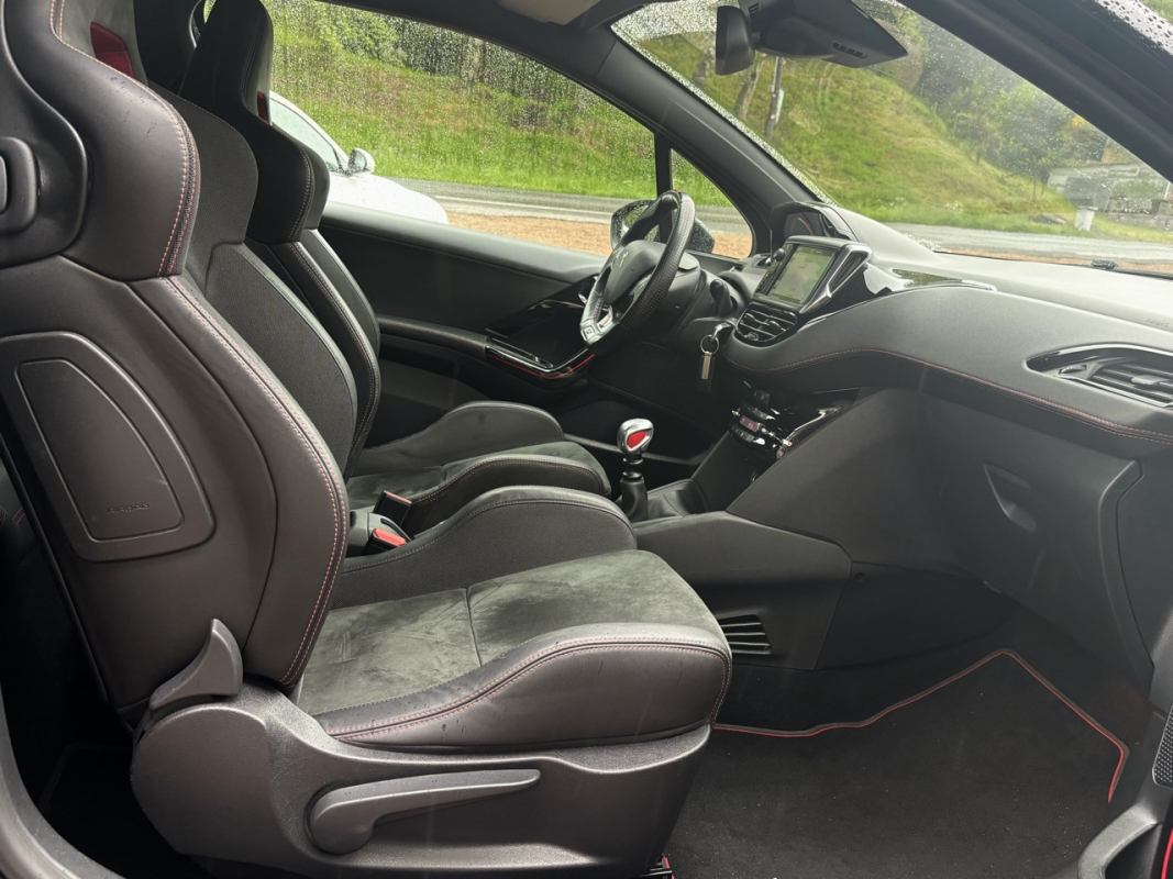 Peugeot 208 — 12