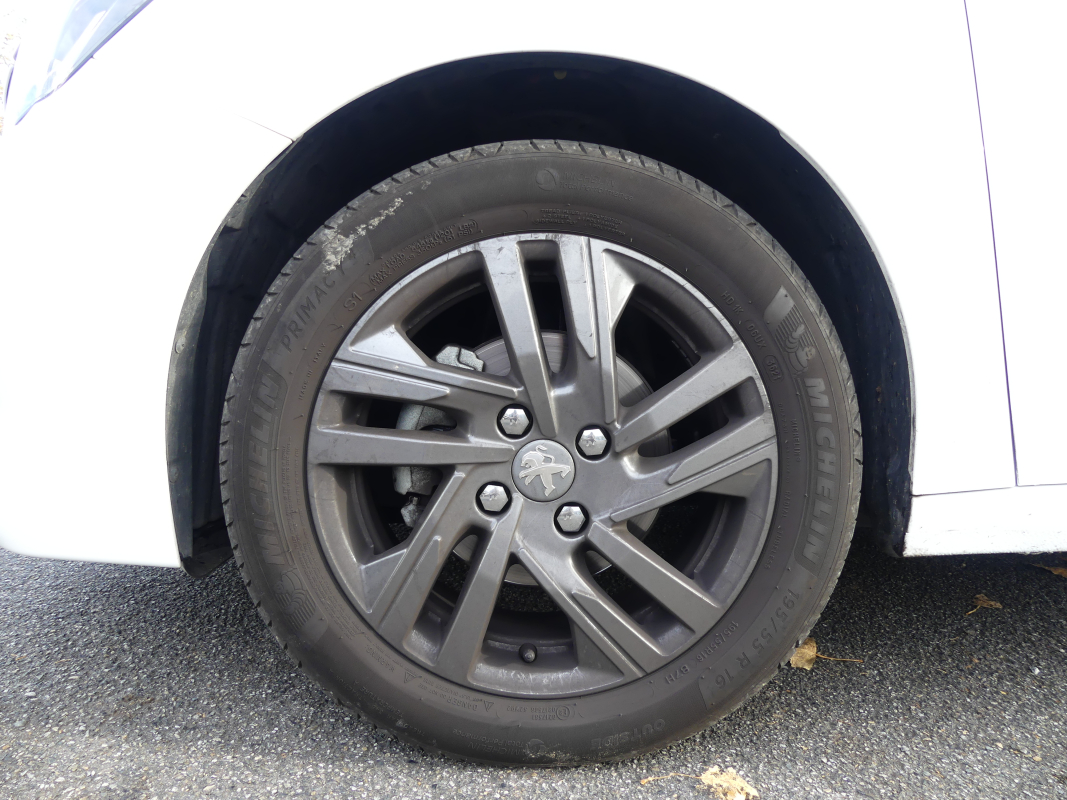 Peugeot 208 — 10
