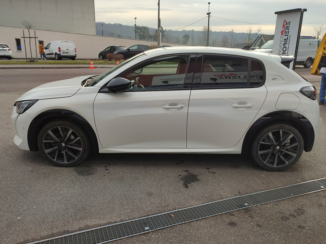 Peugeot 208 — 4