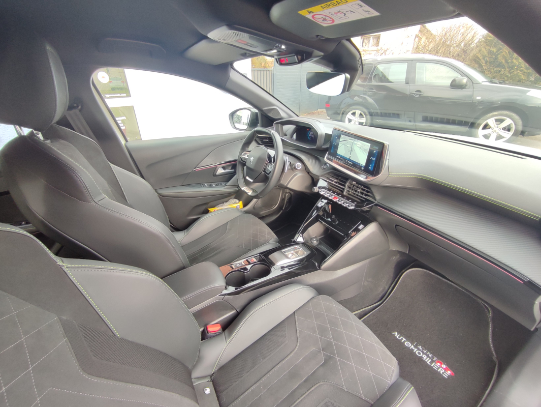 Peugeot 208 — 17