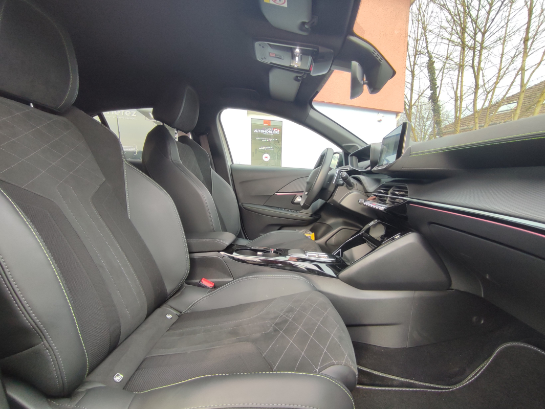 Peugeot 208 — 23