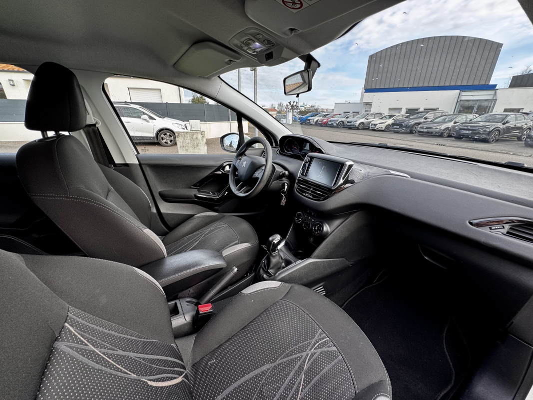 Peugeot 208 — 12