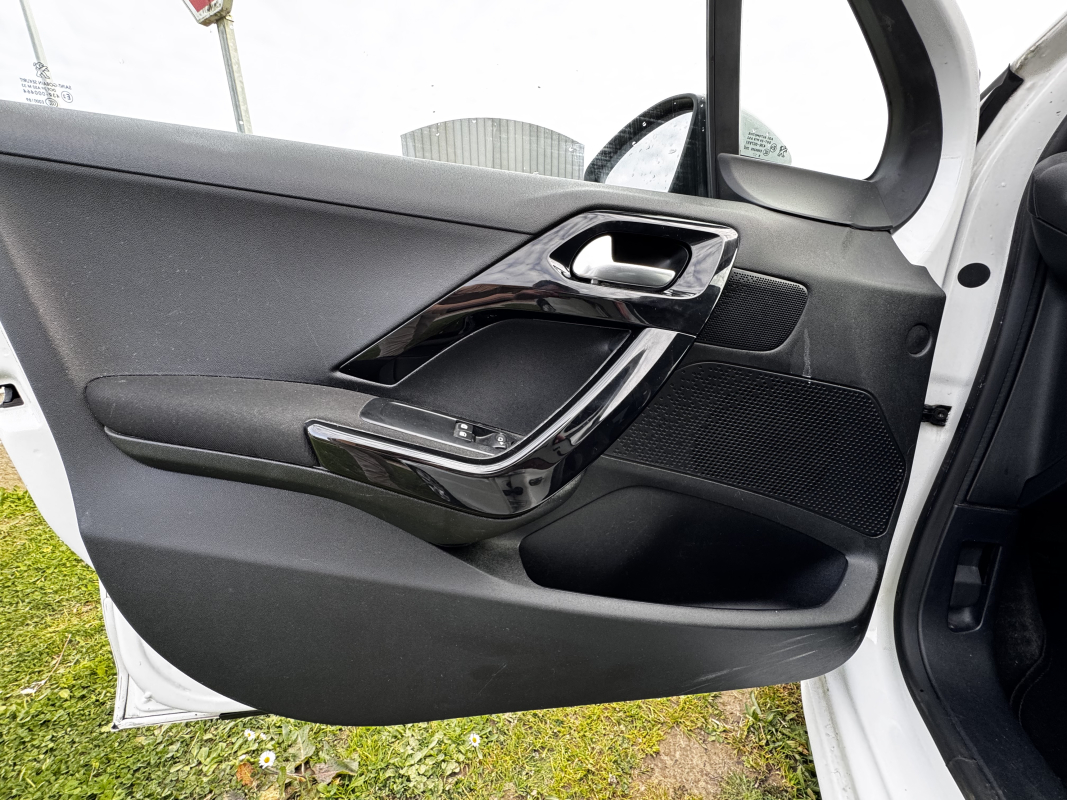Peugeot 208 — 21