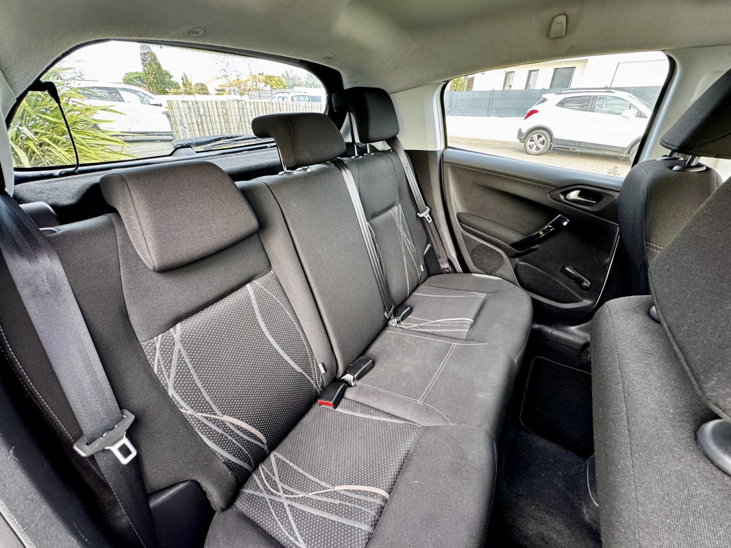 Peugeot 208 — 16