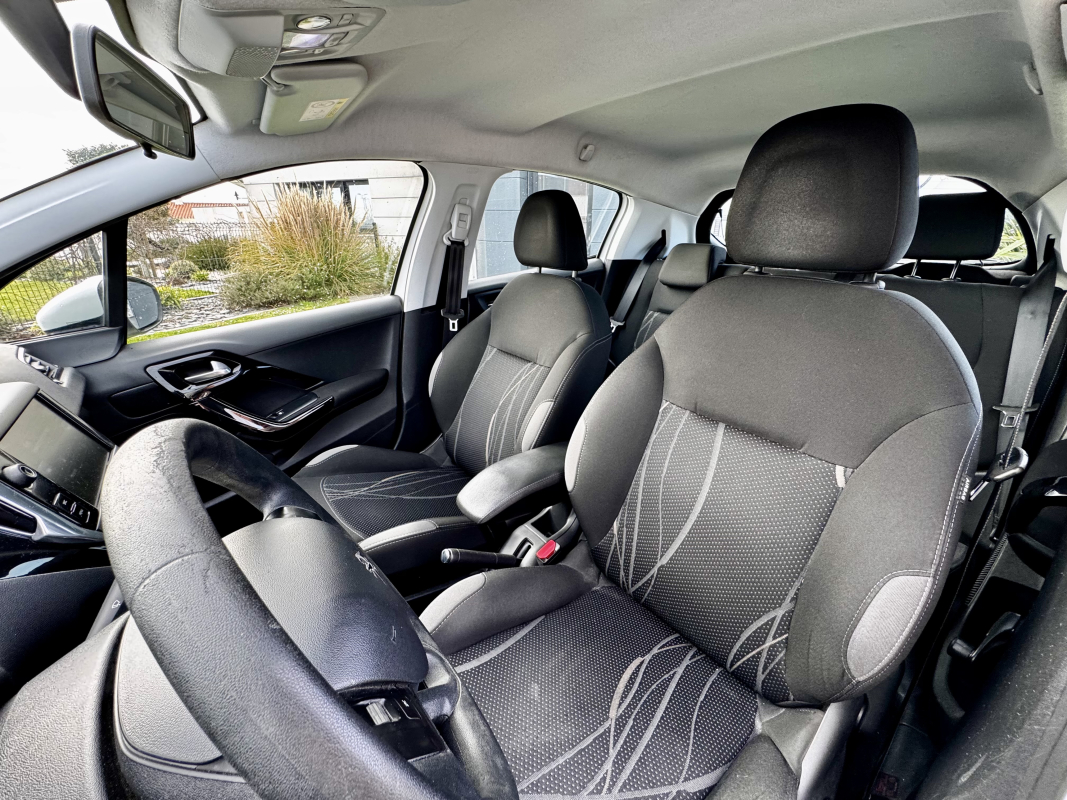 Peugeot 208 — 10