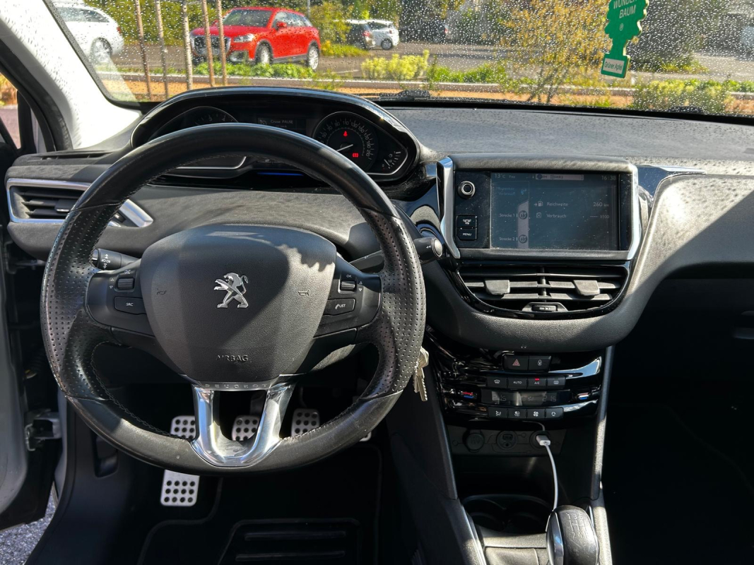 Peugeot 208 — 10