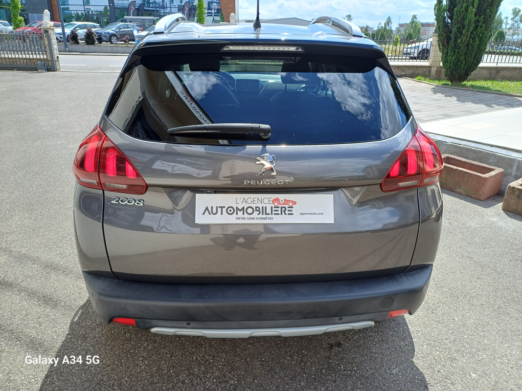 Peugeot 2008 — 8