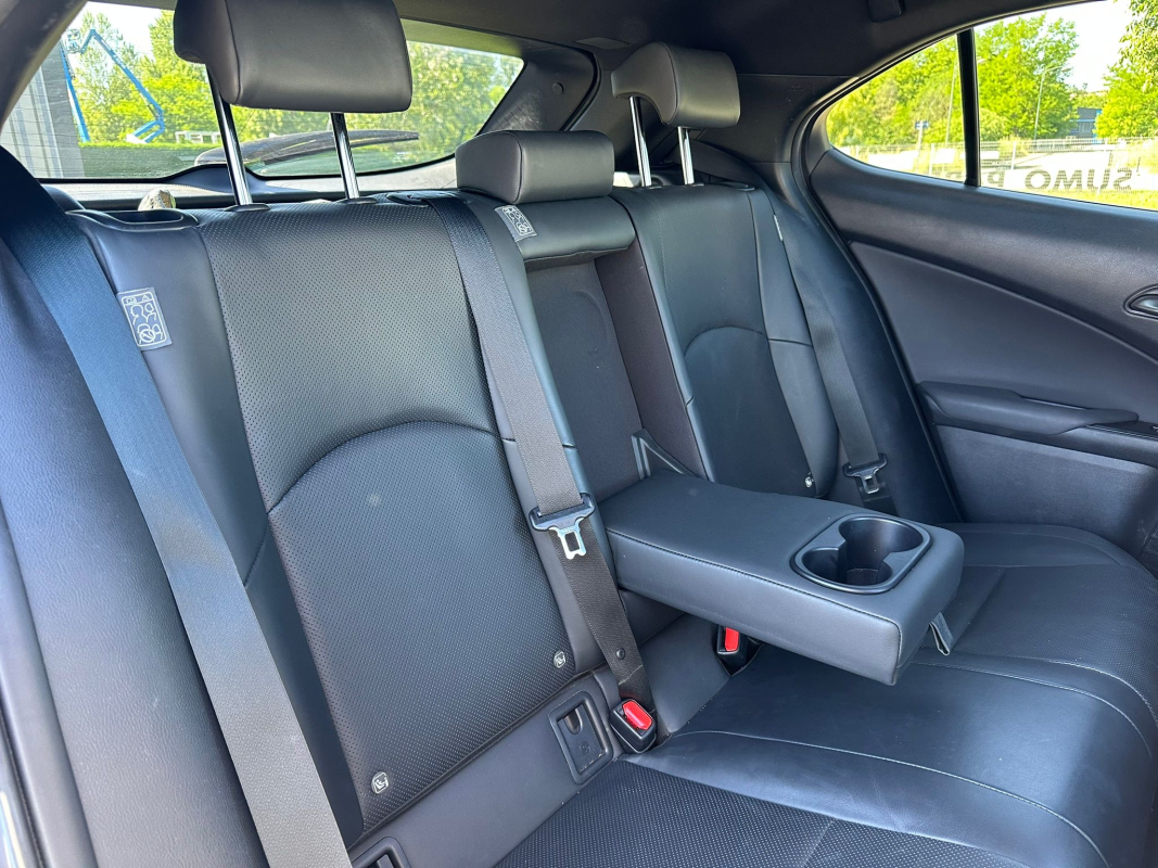 Lexus UX — 13