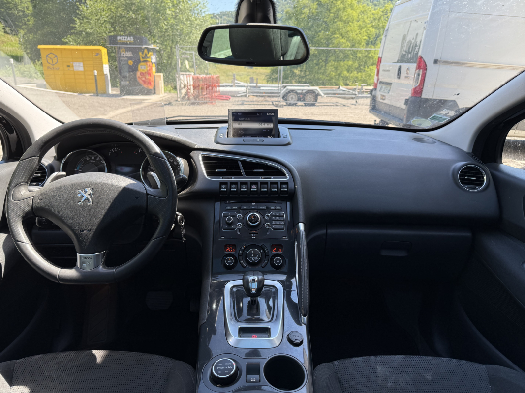 Peugeot 3008 HYbrid4 — 16