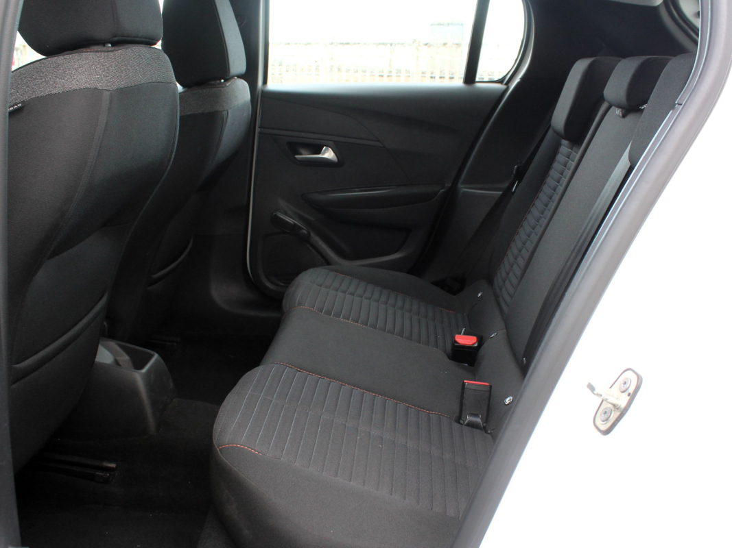 Peugeot 208 — 10