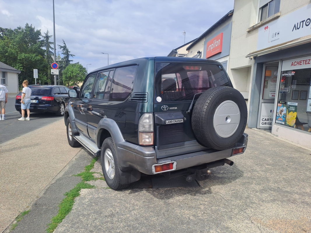 Toyota Land Cruiser — 7