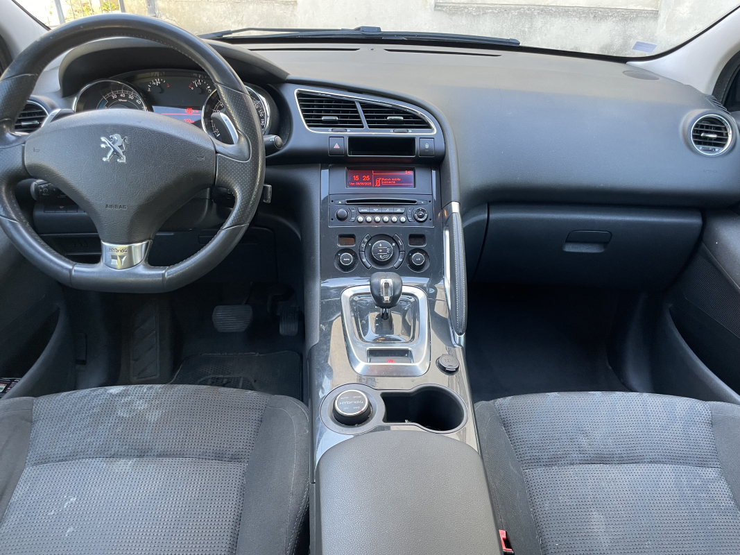 Peugeot 3008 HYbrid4 — 12