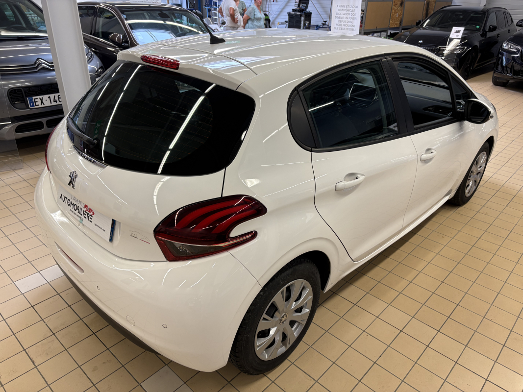 Peugeot 208 — 10