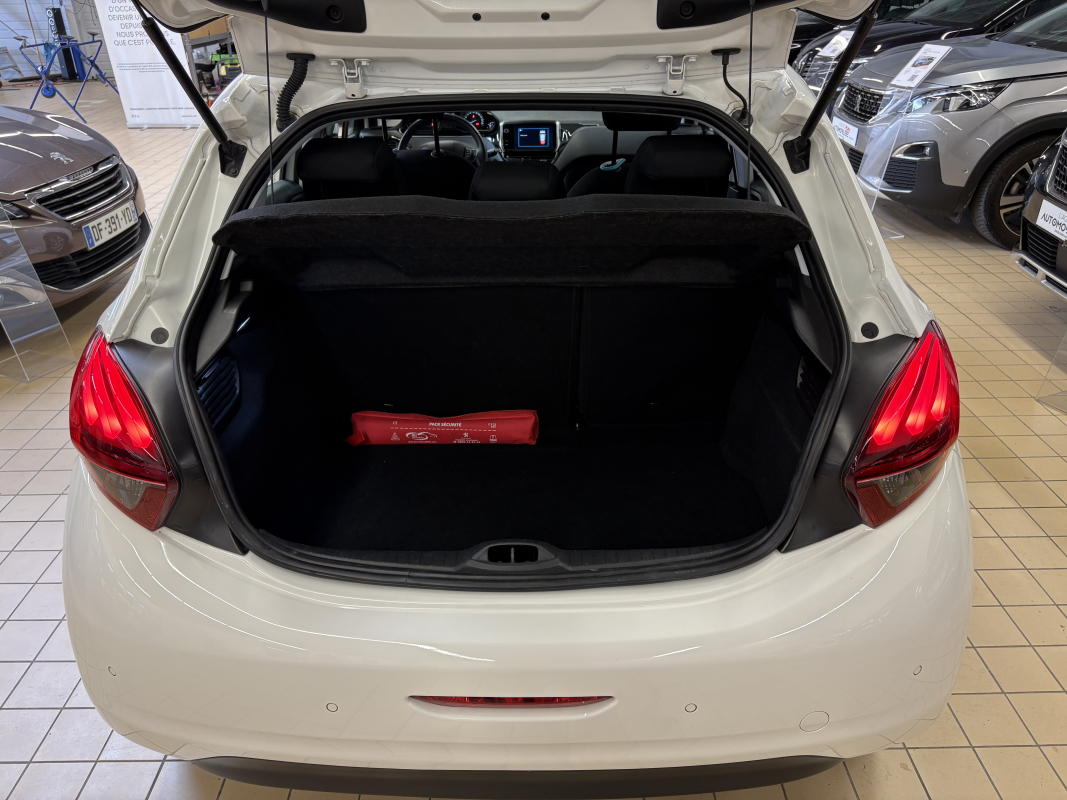 Peugeot 208 — 8