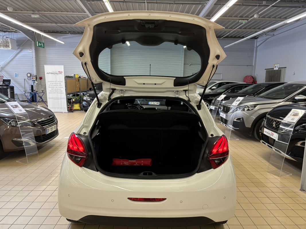 Peugeot 208 — 7
