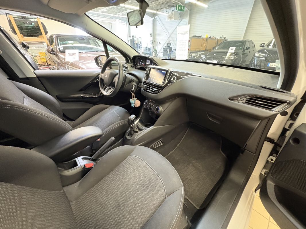 Peugeot 208 — 23