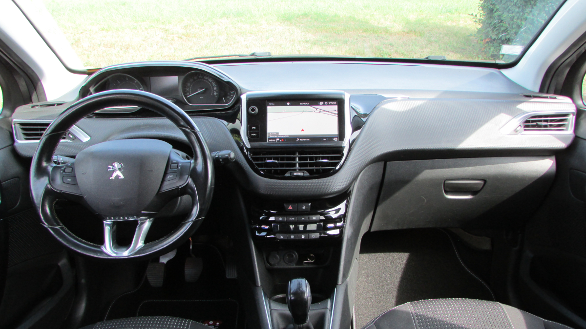 Peugeot 208 — 7