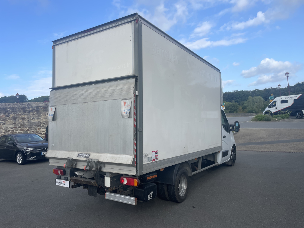 Renault Master — 9